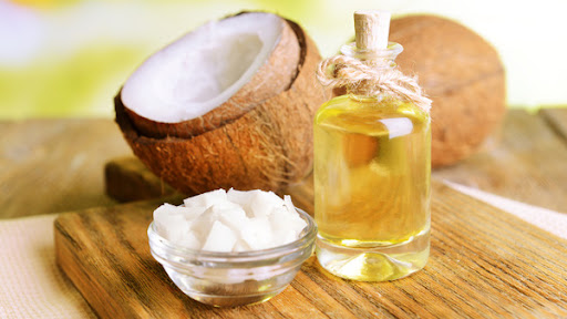 Dầu dừa nguyên chất là một nguyên liệu không thể thiếu khi làm mascara dầu dừa