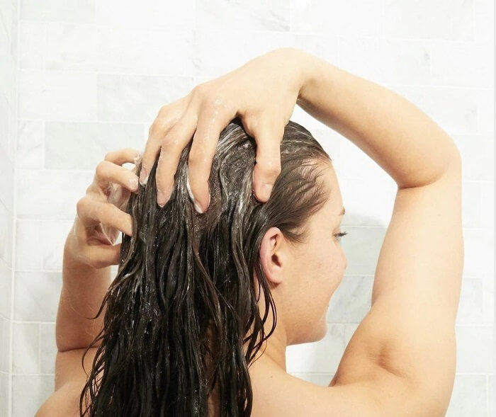 Gội đầu sai cách là một trong những nguyên nhân khiến tóc nhanh bết