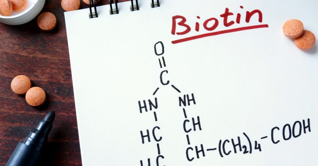 Nên chọn dầu gội có chứa thành phần có lợi như Biotin, vitamin, protein