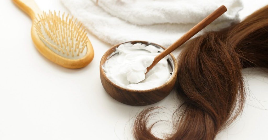 Ủ tóc giúp cung cấp dưỡng chất, giúp tóc khỏe mạnh, bóng mượt và chống gãy rụng